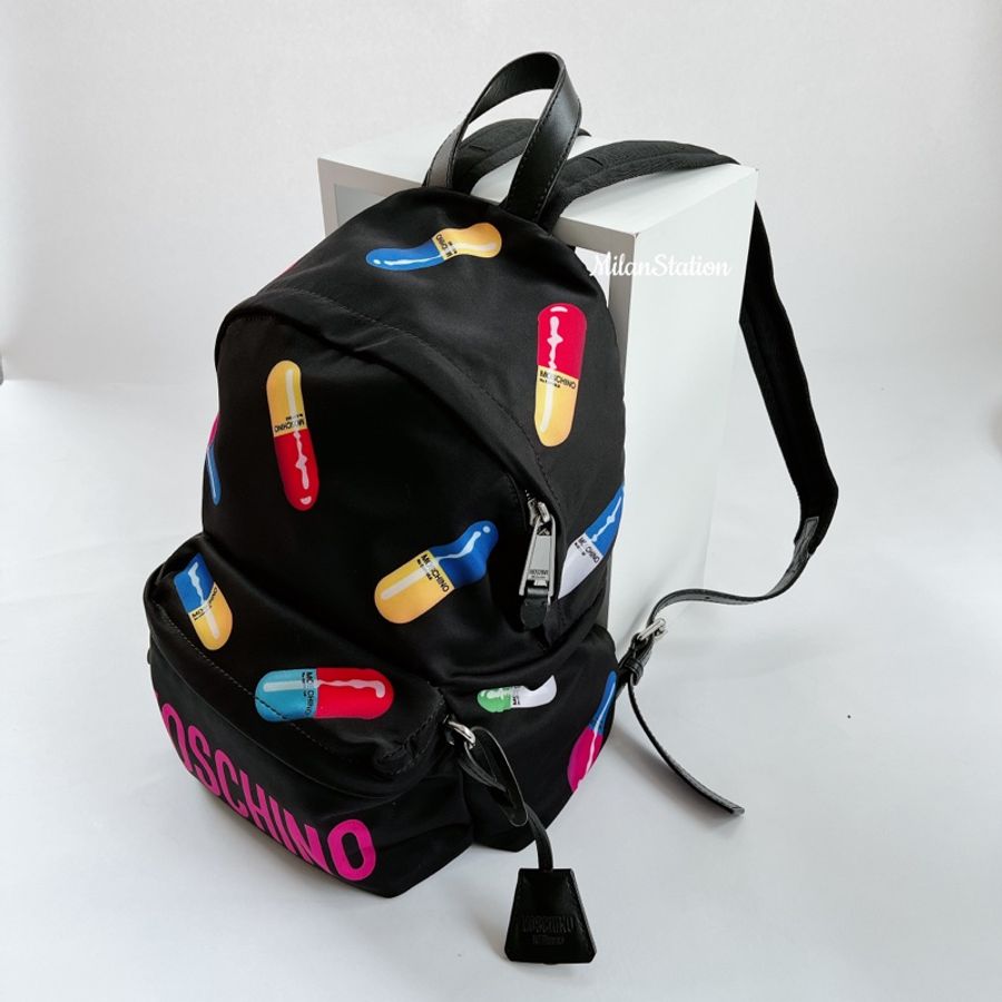 〈 MOSCHINO〉黑色膠囊印花尼龍後背包-1