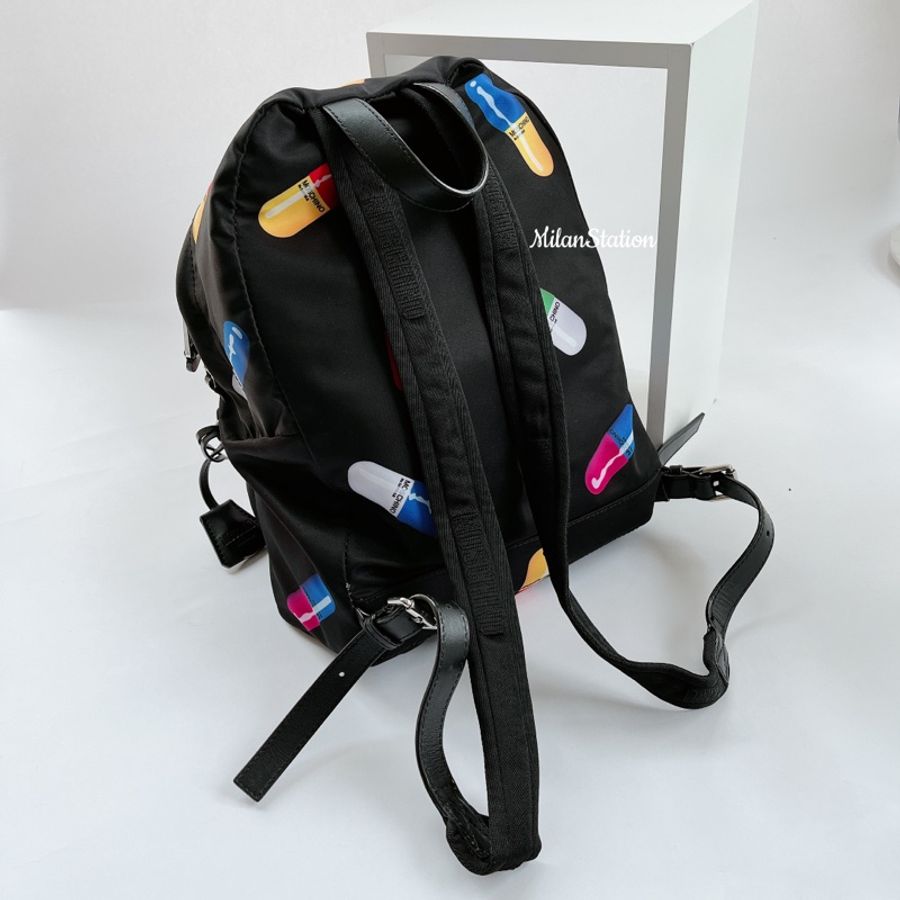 〈 MOSCHINO〉黑色膠囊印花尼龍後背包-2