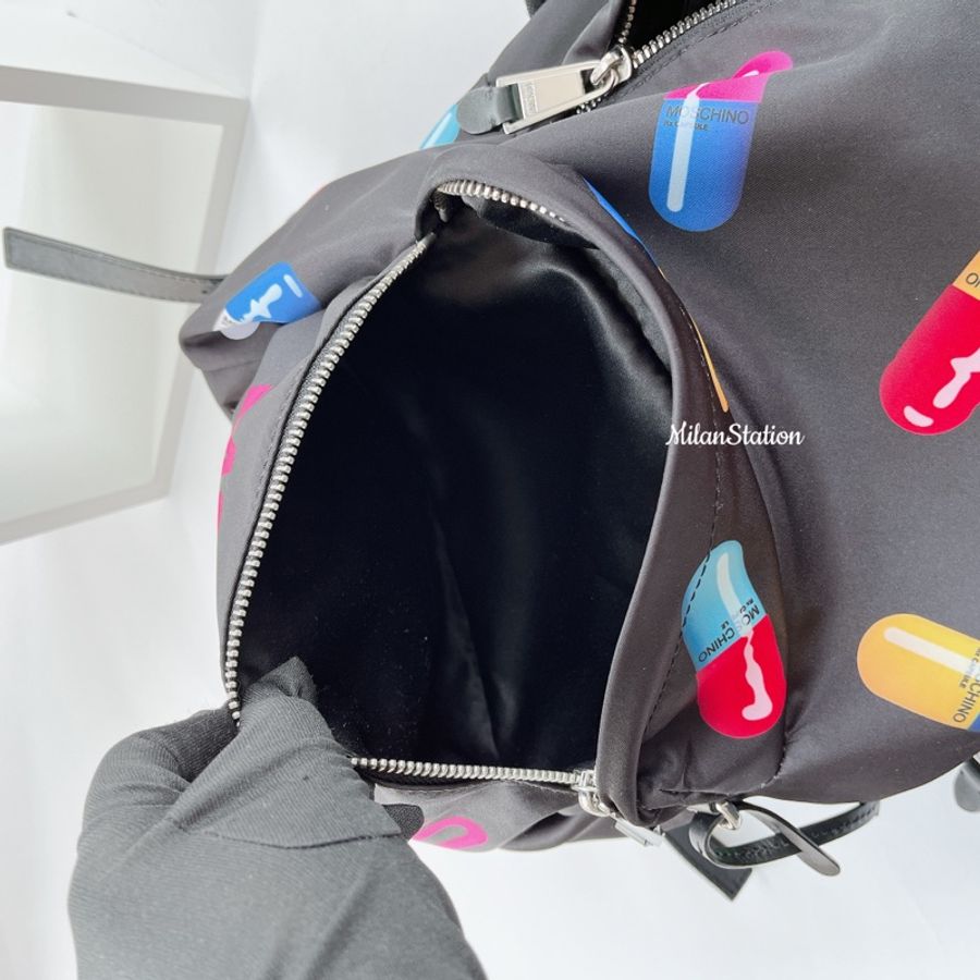 〈 MOSCHINO〉黑色膠囊印花尼龍後背包-5