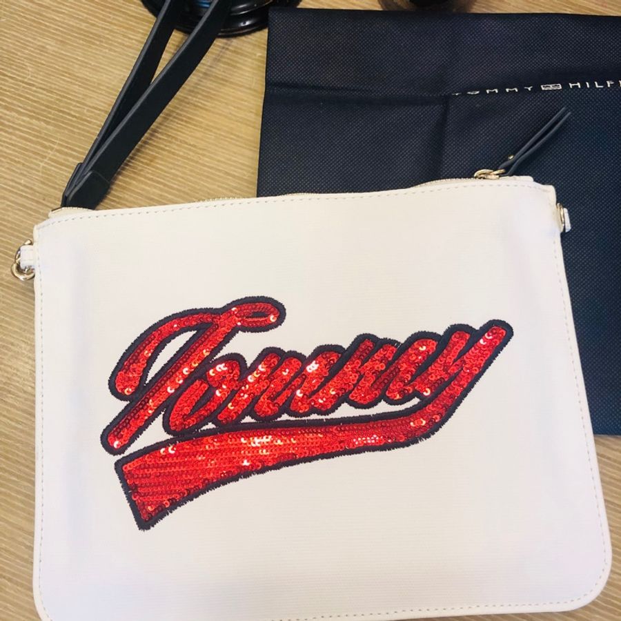 二手正品9.5新Tommy Hilfiger手拿包(附紙袋、防塵套)雙邊扣環可自加背帶-4