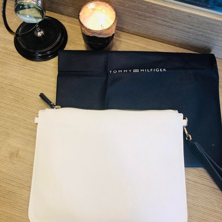 二手正品9.5新Tommy Hilfiger手拿包(附紙袋、防塵套)雙邊扣環可自加背帶-7