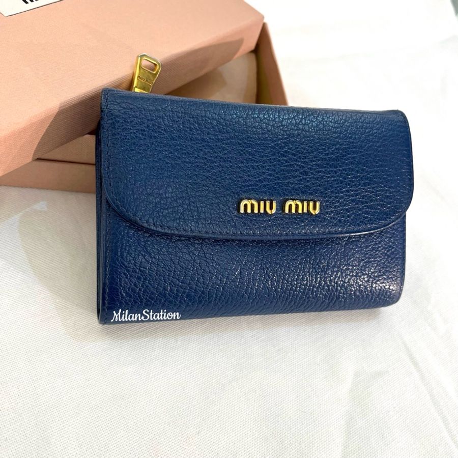 〈 MIUMIU〉寶藍色金字logo拉鍊中夾-1