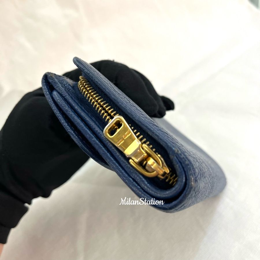 〈 MIUMIU〉寶藍色金字logo拉鍊中夾-4