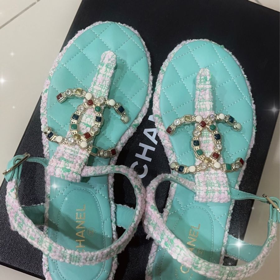 Chanel香奈兒 春夏 經典雙C LOGO夾腳涼鞋丁字平底 ❤️甜又美❗️CHANEL水藍毛呢寶石雙C涼鞋-1