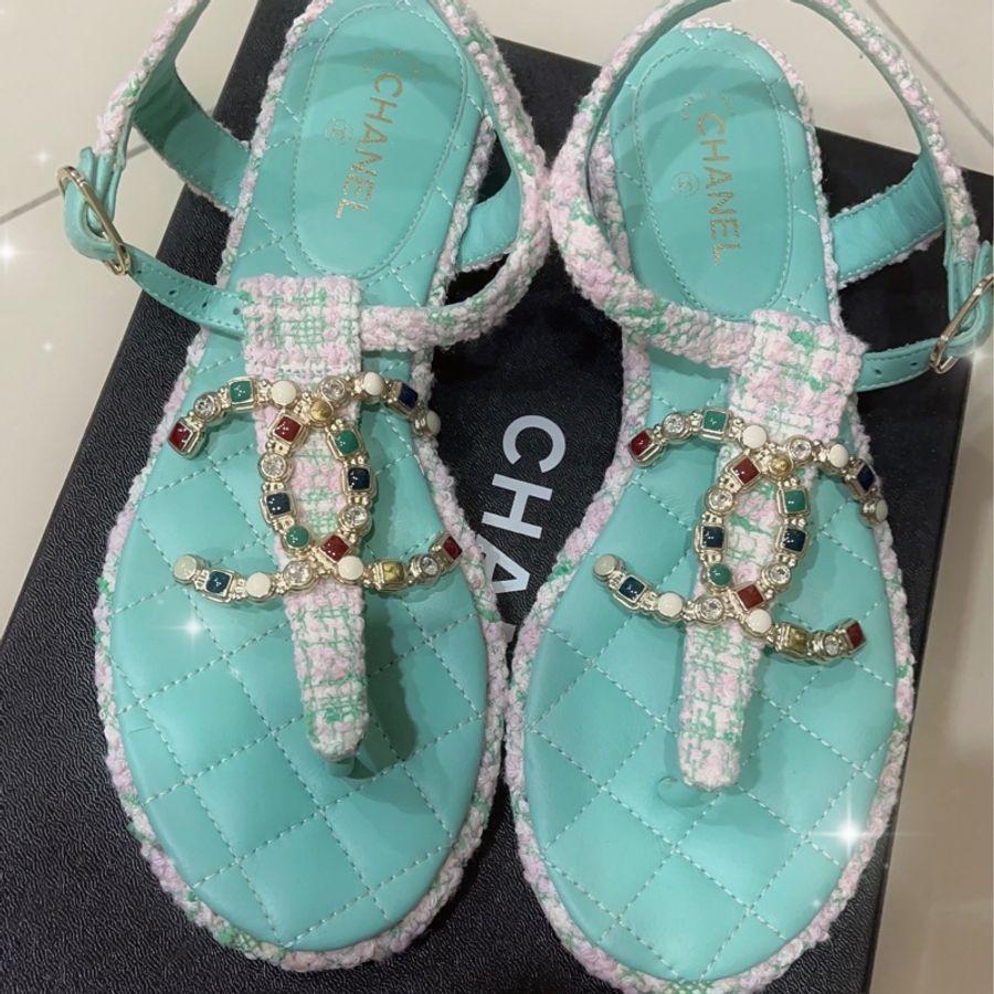 Chanel香奈兒 春夏 經典雙C LOGO夾腳涼鞋丁字平底 ❤️甜又美❗️CHANEL水藍毛呢寶石雙C涼鞋-0