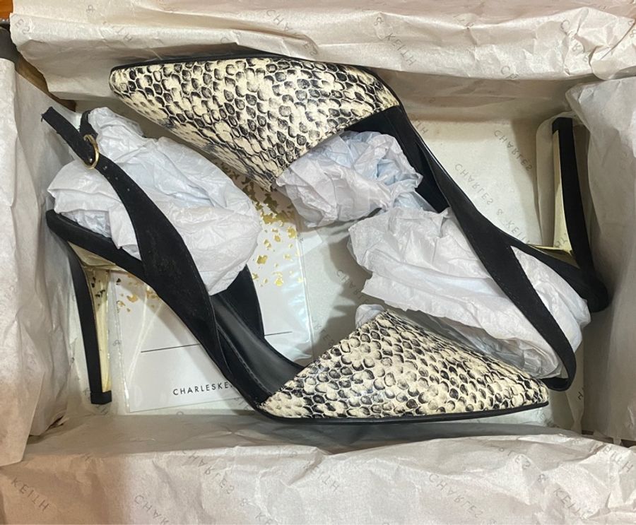 39號CHARLES & KEITH小ck 尖頭蛇紋露跟鞋-1