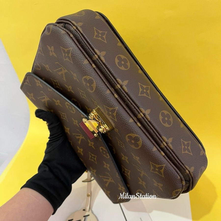 〈 LV〉限量款咖色老花編織手把郵差包-3