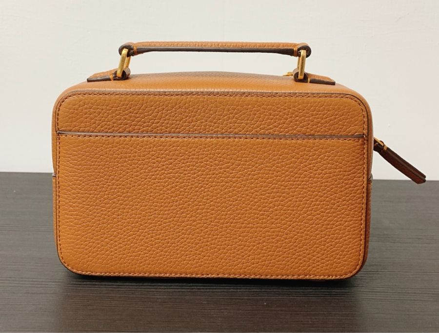 棕色【TORY BURCH】BRITTEN 鏤空LOGO拉鍊式荔枝紋手提斜背包(焦糖棕)-9