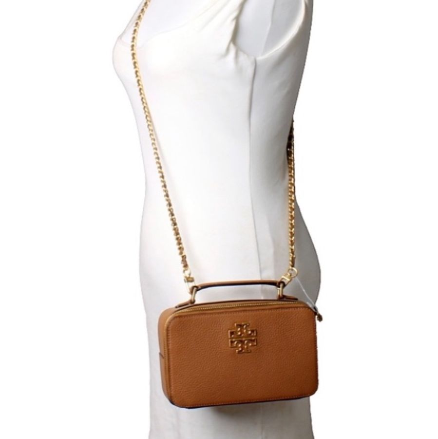 棕色【TORY BURCH】BRITTEN 鏤空LOGO拉鍊式荔枝紋手提斜背包(焦糖棕)-0