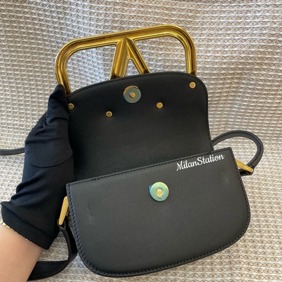 〈 VALENTINO〉garavani 黑色小牛皮金字logo肩背包-2