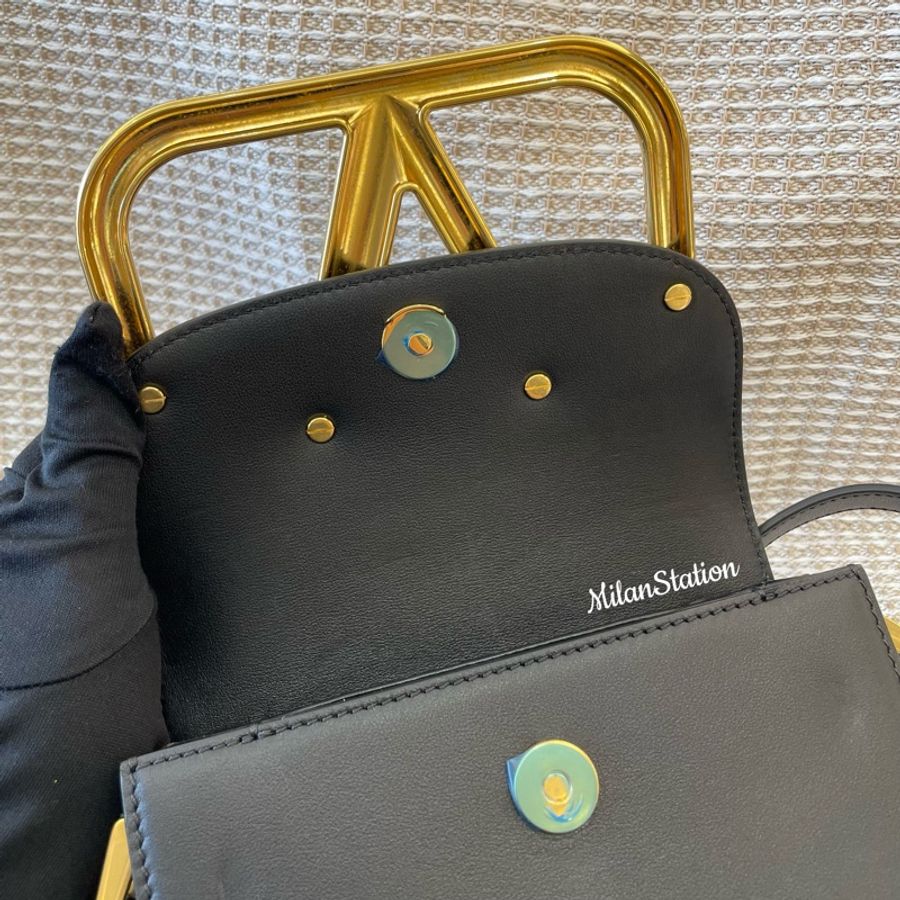 〈 VALENTINO〉garavani 黑色小牛皮金字logo肩背包-3