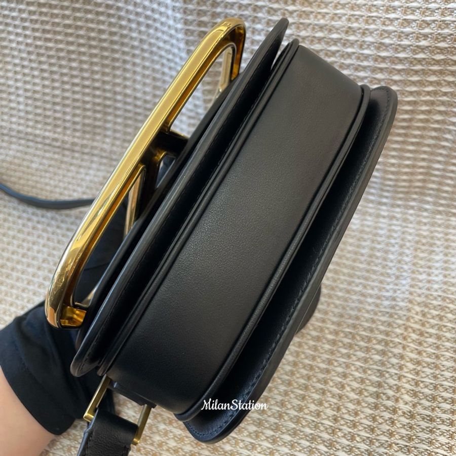 〈 VALENTINO〉garavani 黑色小牛皮金字logo肩背包-6