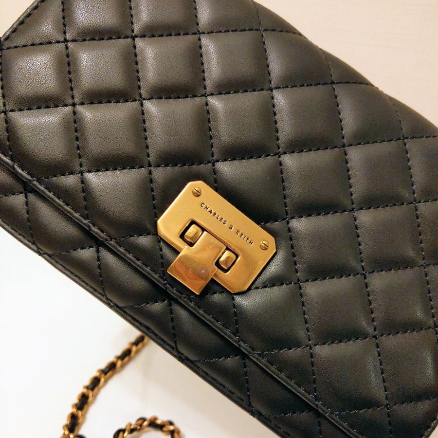 (客訂2件併單)Charles & Keith 黑色菱格紋絎縫手拿肩背鏈條包-2