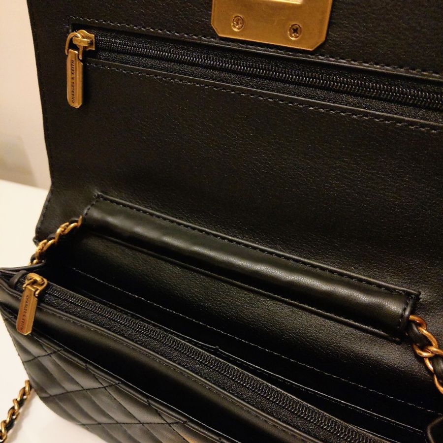 (客訂2件併單)Charles & Keith 黑色菱格紋絎縫手拿肩背鏈條包-4