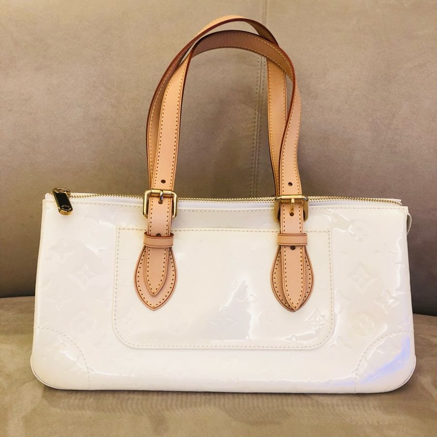 ‘客戶已保留’LV  M9508 白色老花漆面壓紋手提(肩背)包，95成新，尺寸：W33cm×H15cm×D14cm （手提袋可調整20-25左右）。-0
