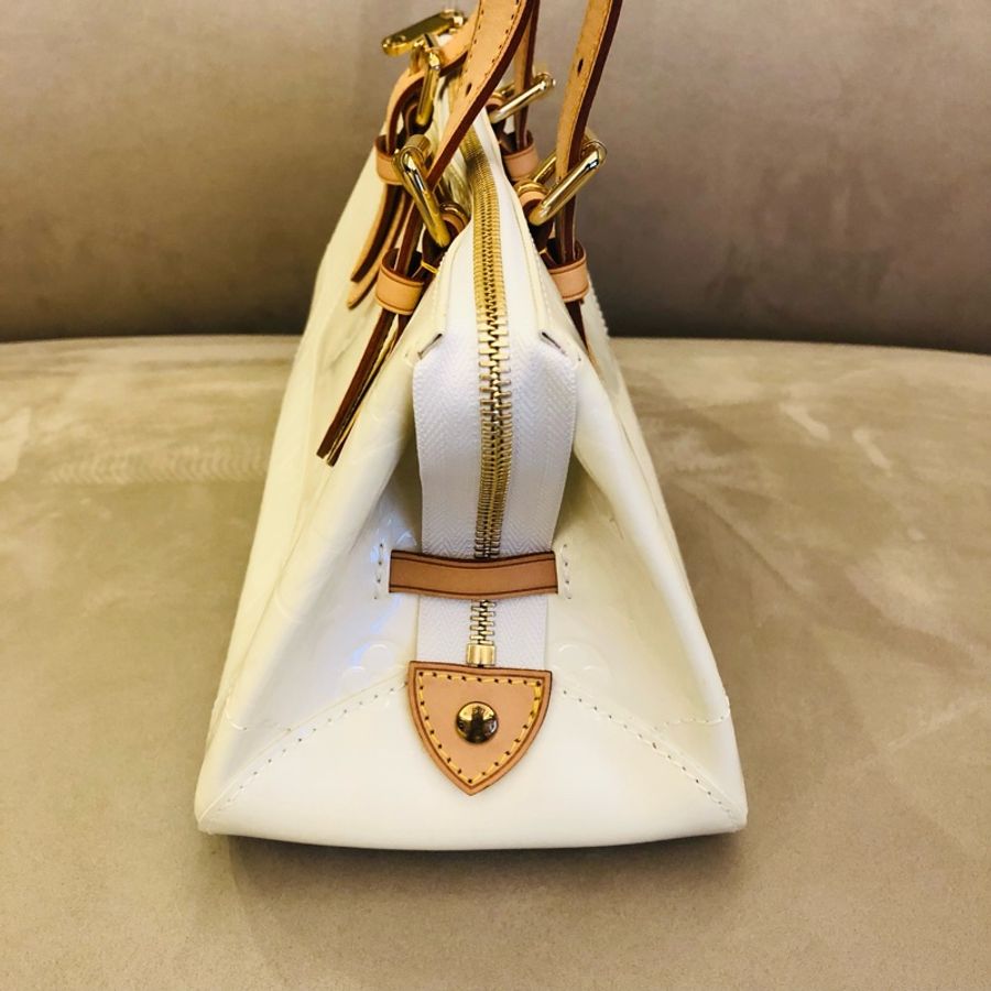 ‘客戶已保留’LV  M9508 白色老花漆面壓紋手提(肩背)包，95成新，尺寸：W33cm×H15cm×D14cm （手提袋可調整20-25左右）。-2