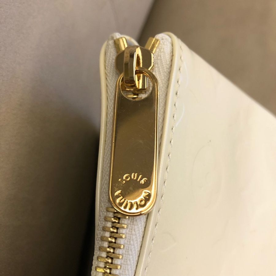 ‘客戶已保留’LV  M9508 白色老花漆面壓紋手提(肩背)包，95成新，尺寸：W33cm×H15cm×D14cm （手提袋可調整20-25左右）。-3