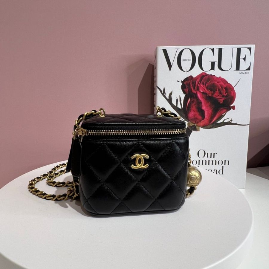 CHANEL 經典LOGO小羊皮金球迷你化妝包-0
