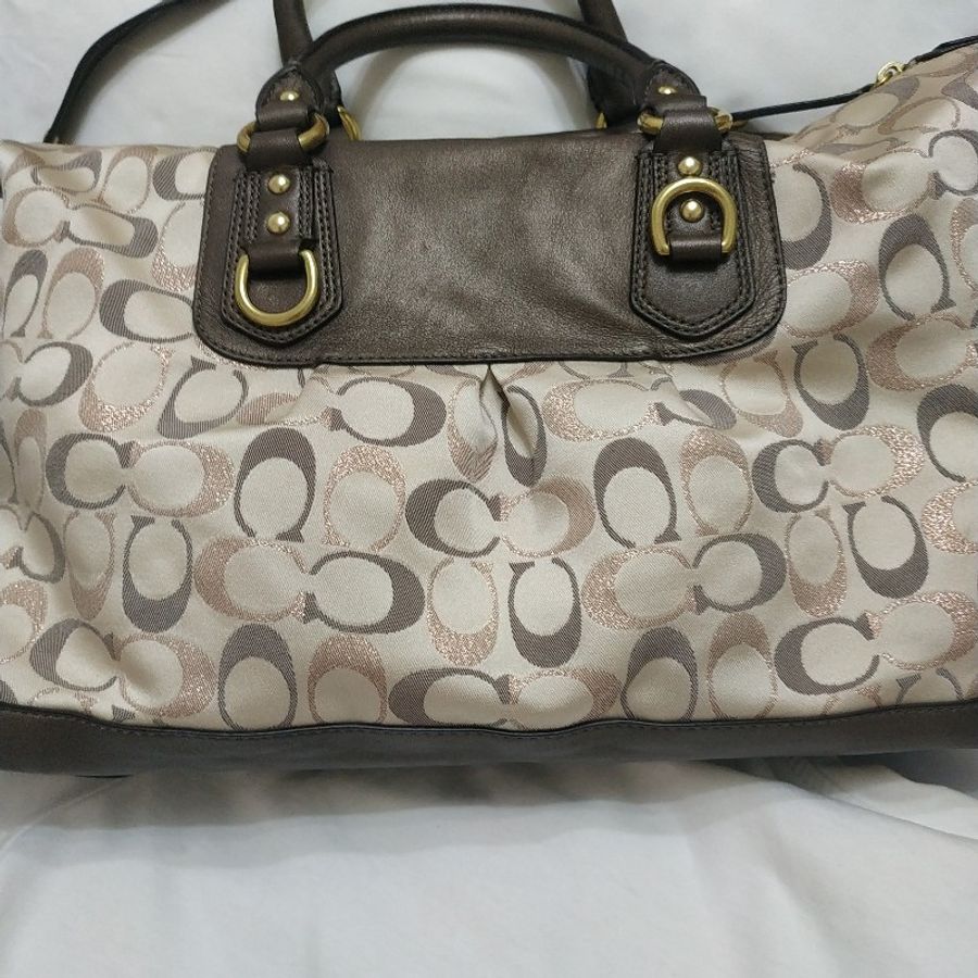 二手正品COACH金色大C變形兩用水餃包出清價-2