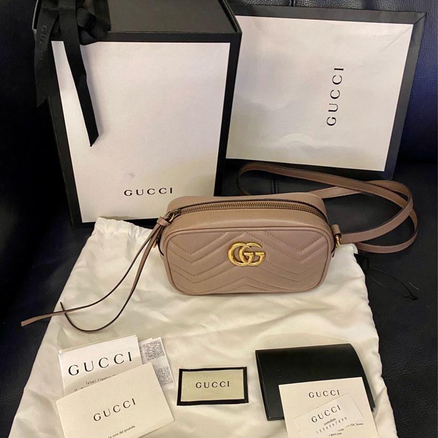 GUCCI Marmont系列仿舊金鍊肩背Mini藕粉色相機包-0