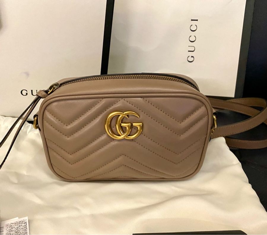 GUCCI Marmont系列仿舊金鍊肩背Mini藕粉色相機包-1