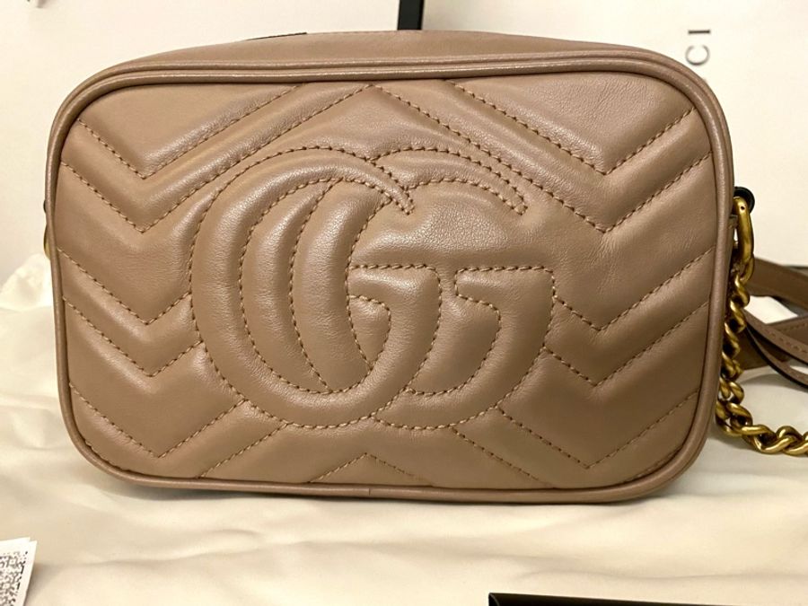 GUCCI Marmont系列仿舊金鍊肩背Mini藕粉色相機包-4