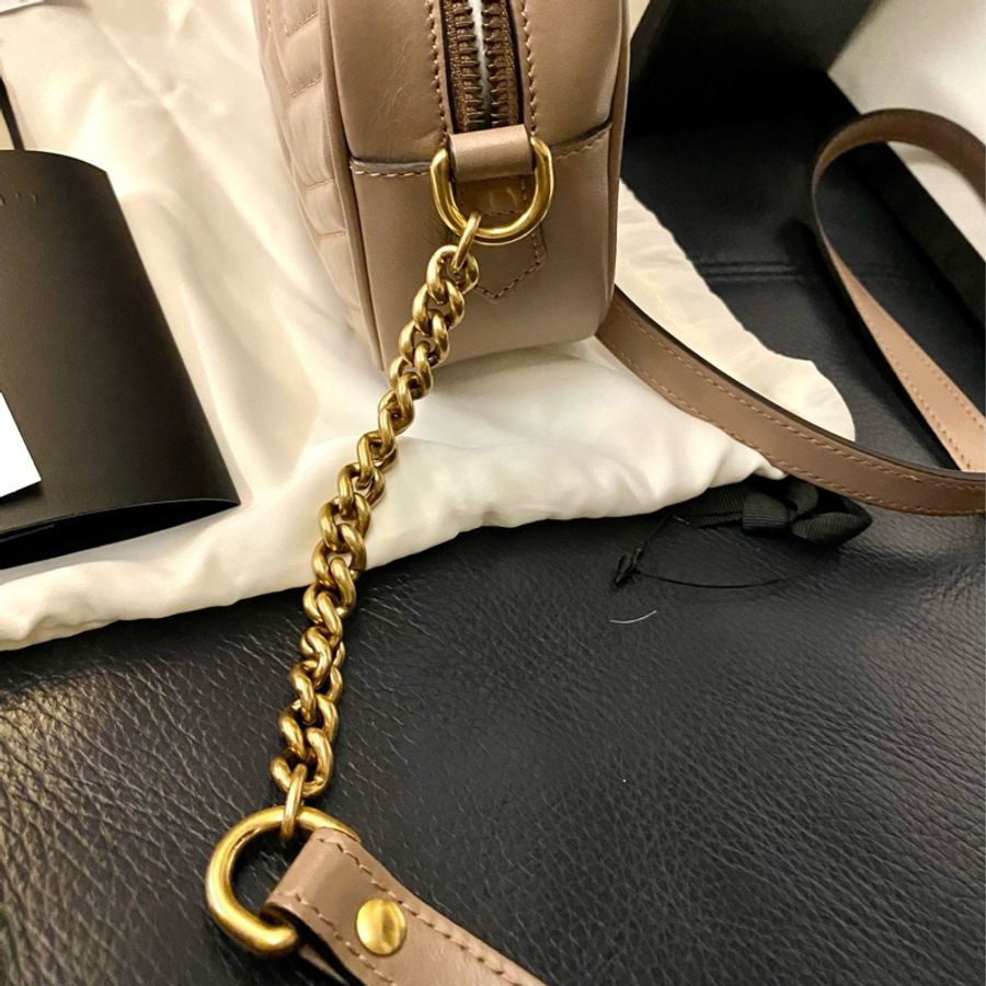 GUCCI Marmont系列仿舊金鍊肩背Mini藕粉色相機包-5