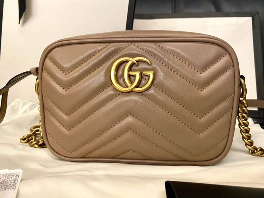GUCCI Marmont系列仿舊金鍊肩背Mini藕粉色相機包-6