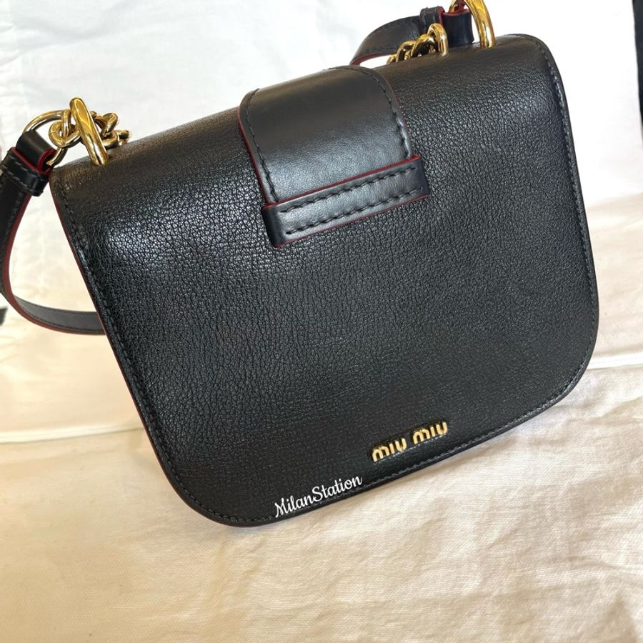〈 MIUMIU〉黑色山羊皮金釦圓弧包-3