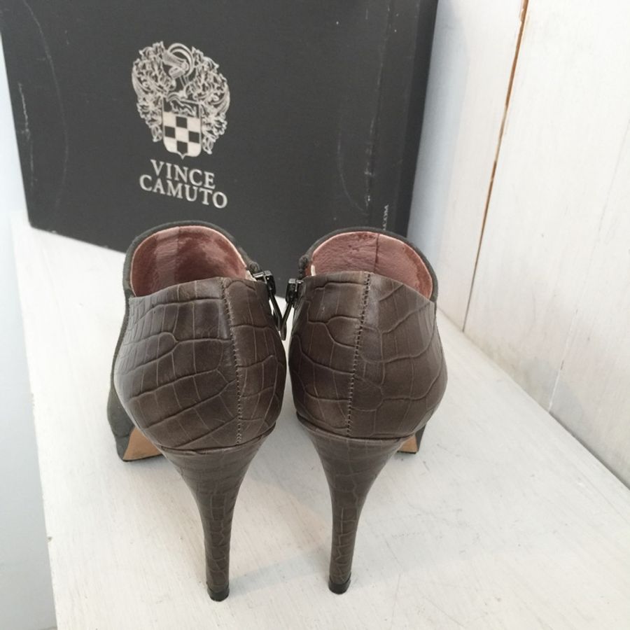 Vince Camuto 麂皮鱷魚紋真皮實木高跟鞋-4