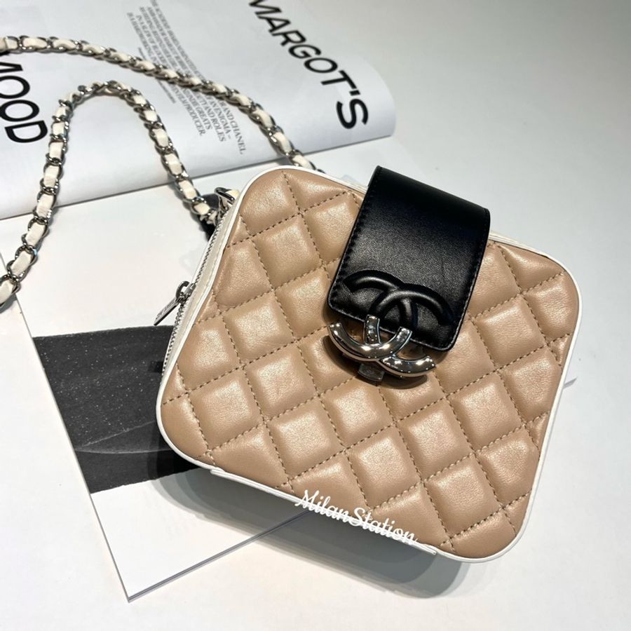 〈CHANEL〉米白/米膚拼色銀logo羊皮相機斜背包-1