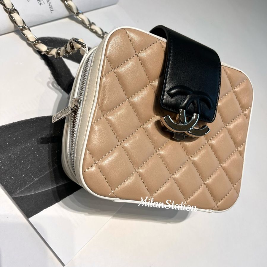 〈CHANEL〉米白/米膚拼色銀logo羊皮相機斜背包-2