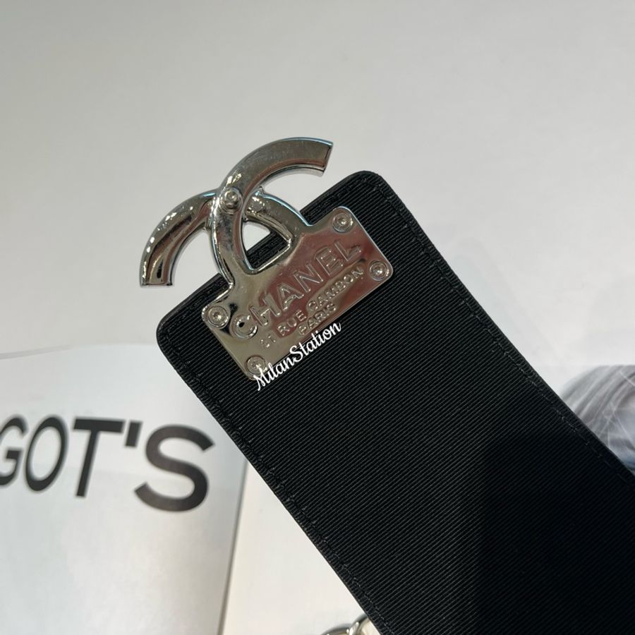 〈CHANEL〉米白/米膚拼色銀logo羊皮相機斜背包-4