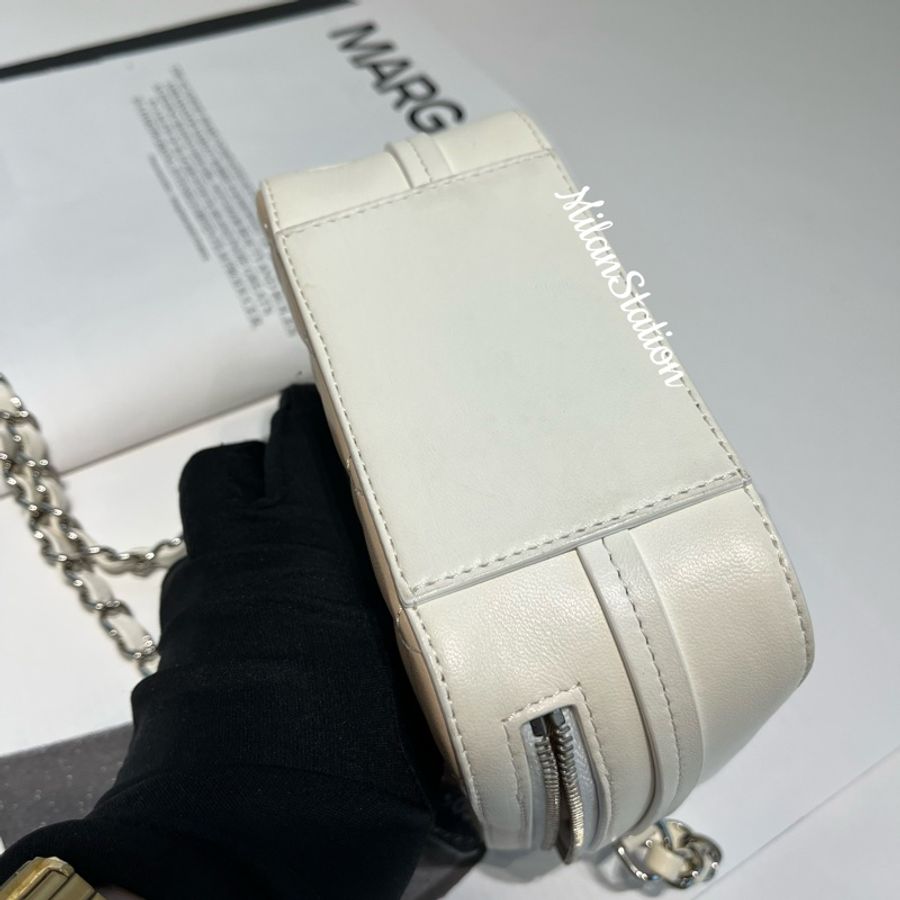 〈CHANEL〉米白/米膚拼色銀logo羊皮相機斜背包-7