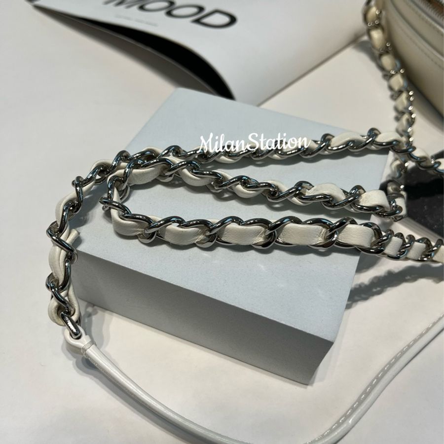 〈CHANEL〉米白/米膚拼色銀logo羊皮相機斜背包-9