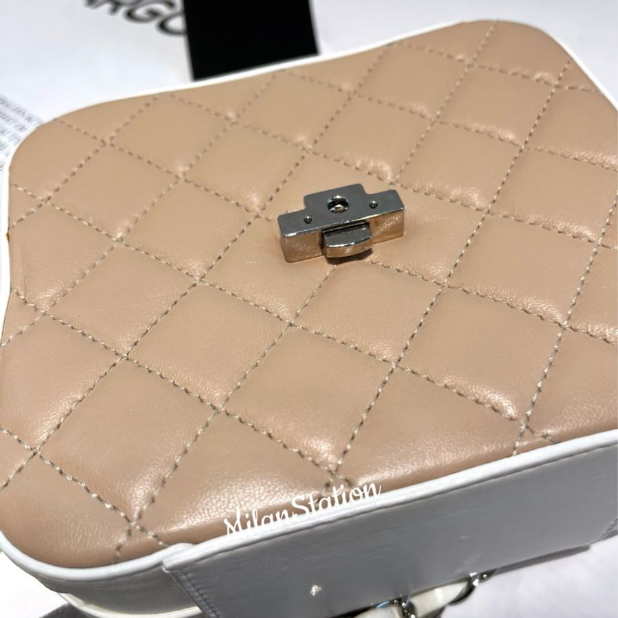 〈CHANEL〉米白/米膚拼色銀logo羊皮相機斜背包-11