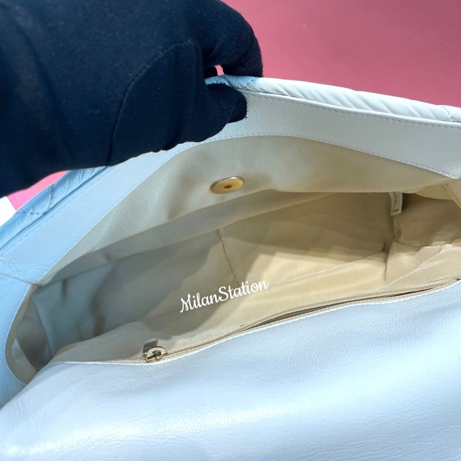 〈 CHANEL〉19米白小羊皮口蓋包-5