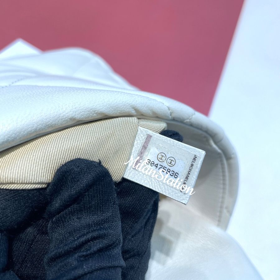 〈 CHANEL〉19米白小羊皮口蓋包-6