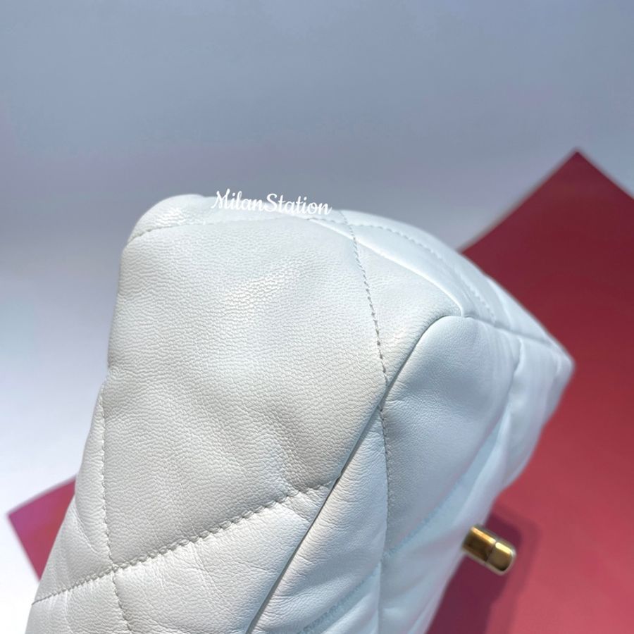 〈 CHANEL〉19米白小羊皮口蓋包-8
