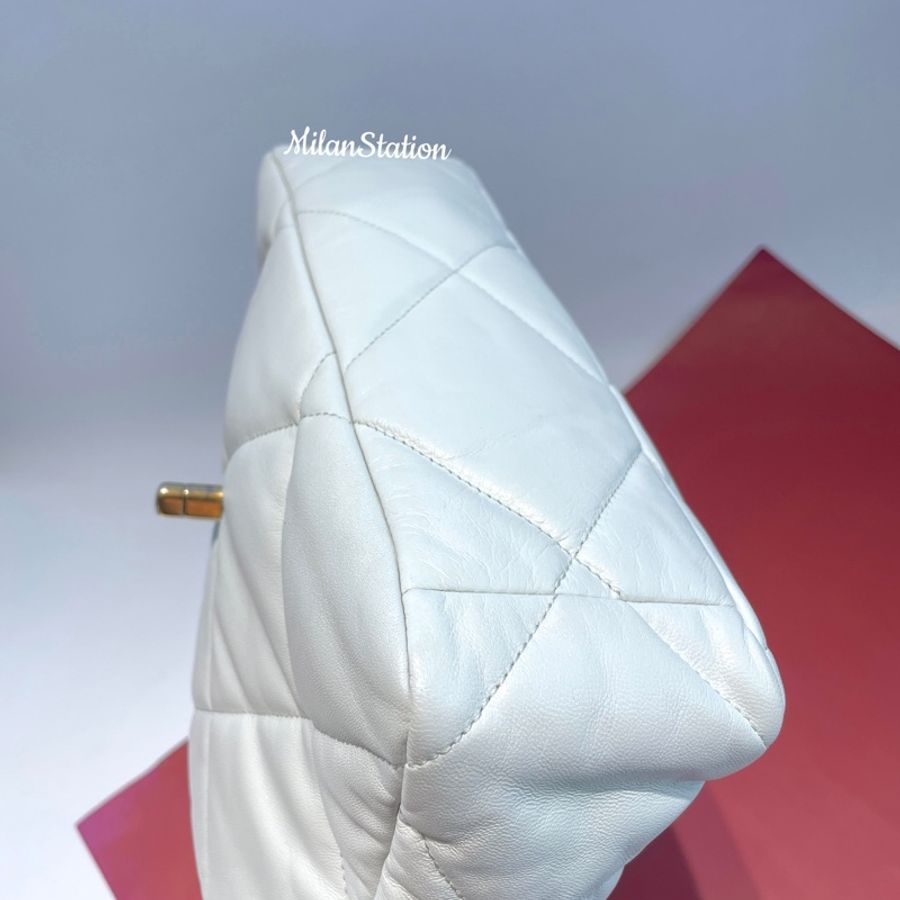 〈 CHANEL〉19米白小羊皮口蓋包-9