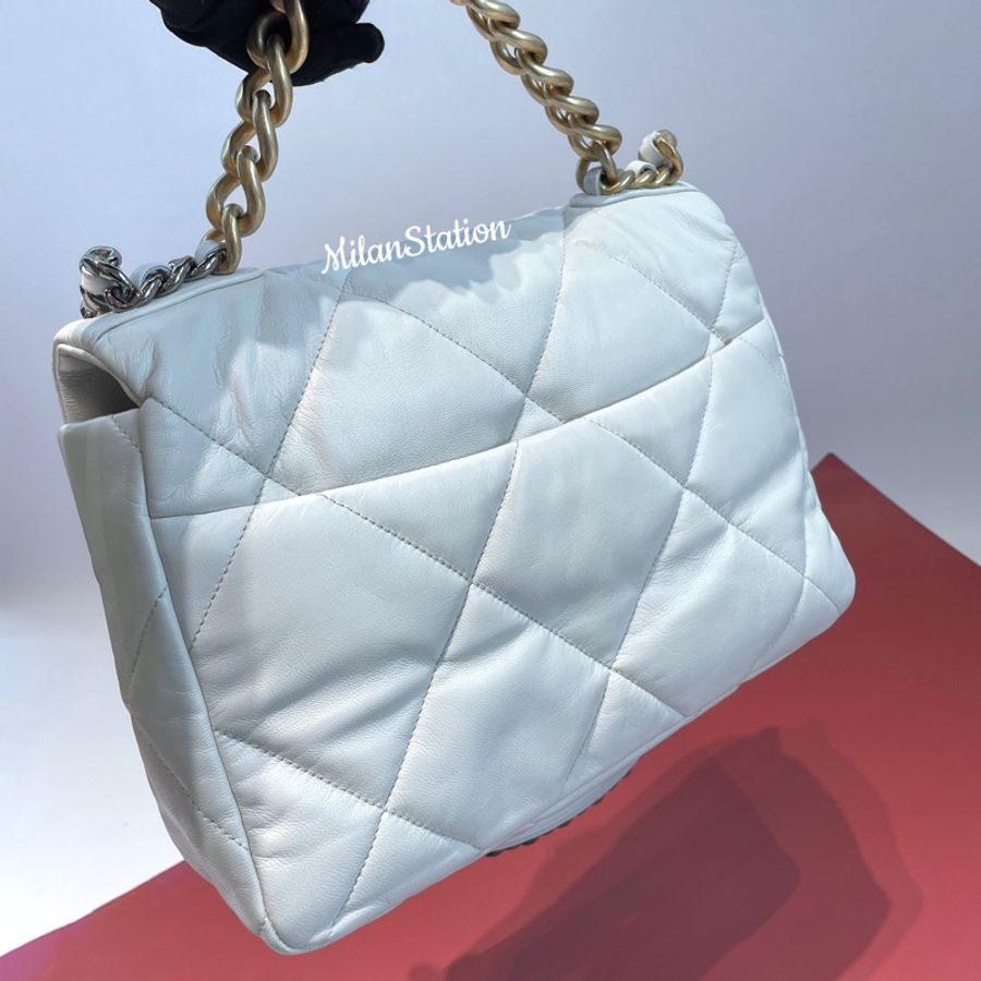 〈 CHANEL〉19米白小羊皮口蓋包-10