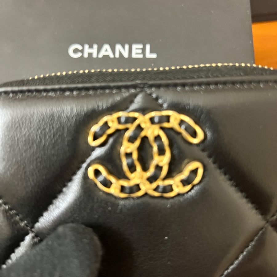 讓女友開心情人節快樂🥰在台現貨 CHANEL 香奈兒 19系列經典金屬LOGO菱紋小羊皮拉鍊零錢包(黑色)-5