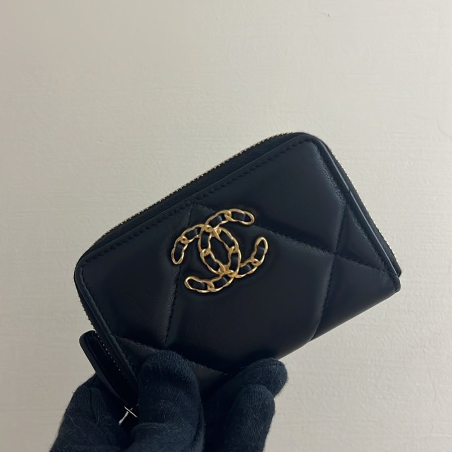 讓女友開心情人節快樂🥰在台現貨 CHANEL 香奈兒 19系列經典金屬LOGO菱紋小羊皮拉鍊零錢包(黑色)-6