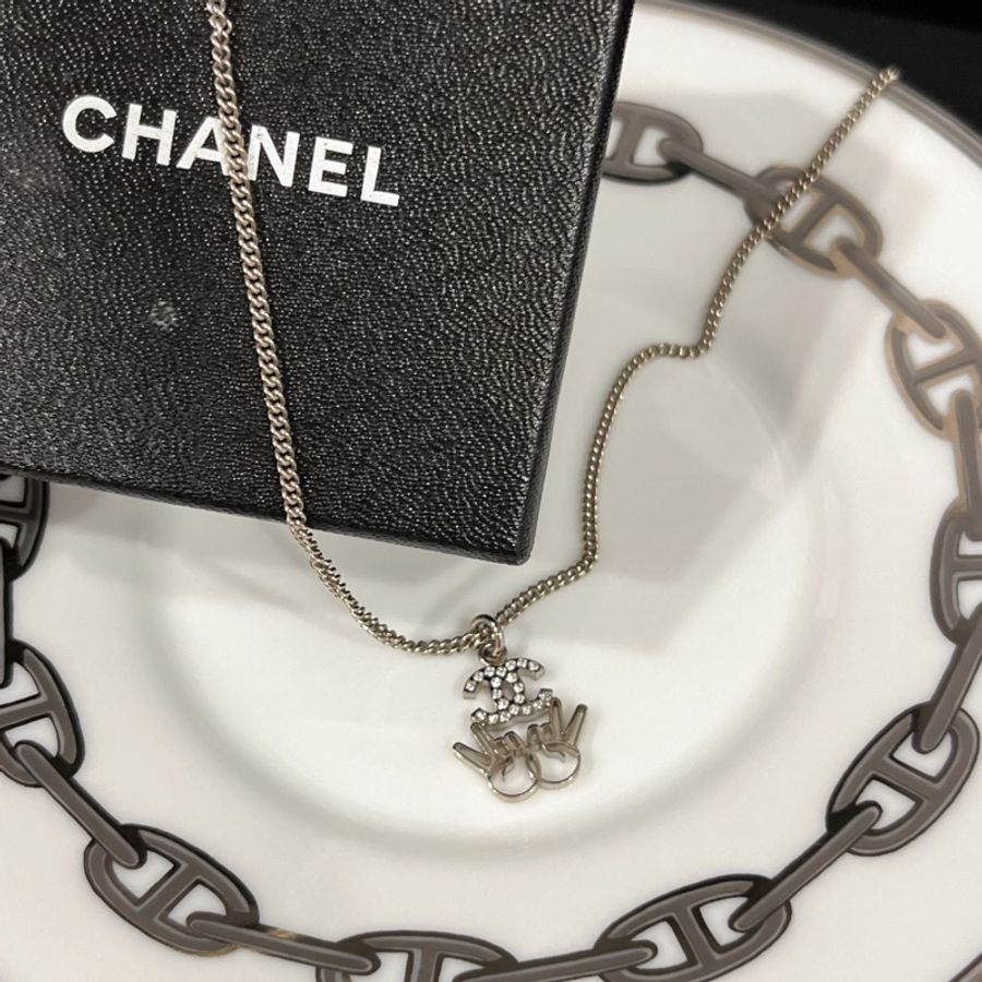 CHANEL 香奈兒經典滿鑽LOGO 勝利V造型項鍊/長鍊/飾品-0