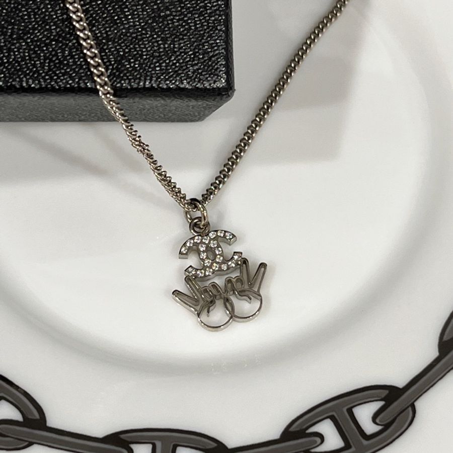 CHANEL 香奈兒經典滿鑽LOGO 勝利V造型項鍊/長鍊/飾品-1