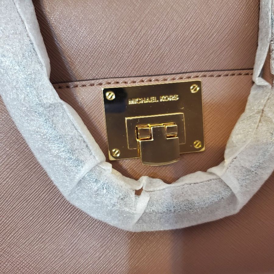 MICHAEL KORS 乾燥玫瑰色TINA金釦前口袋蝙蝠包-3