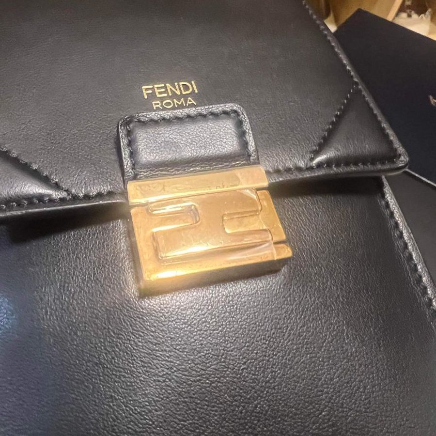 Fendi芬迪 黑色皮質手機包-1
