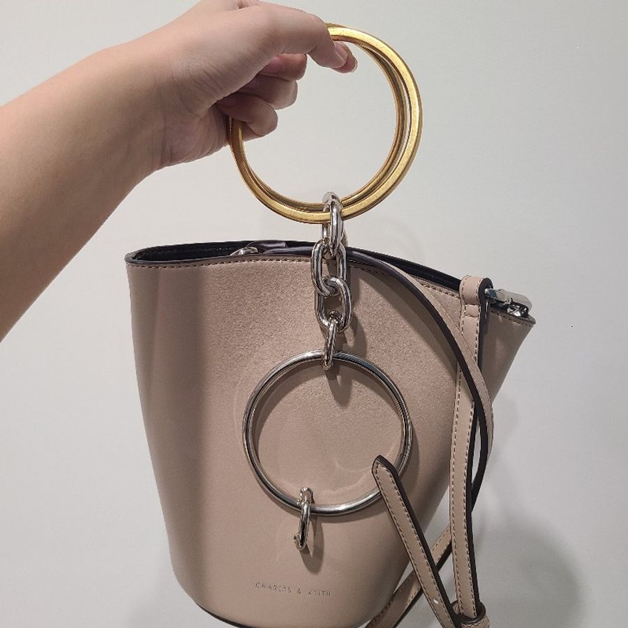CHARLES&KEITH 金屬圓環手提&肩揹小水桶包-0