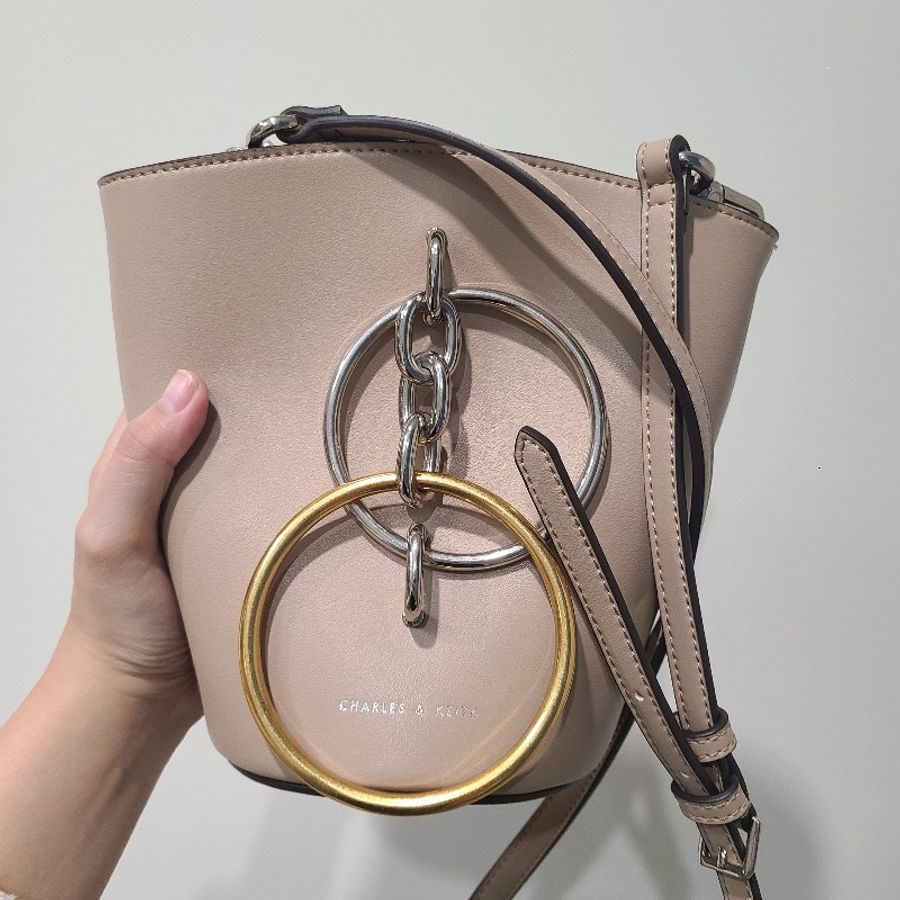 CHARLES&KEITH 金屬圓環手提&肩揹小水桶包-1