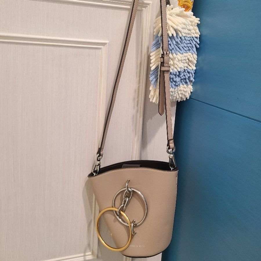 CHARLES&KEITH 金屬圓環手提&肩揹小水桶包-3